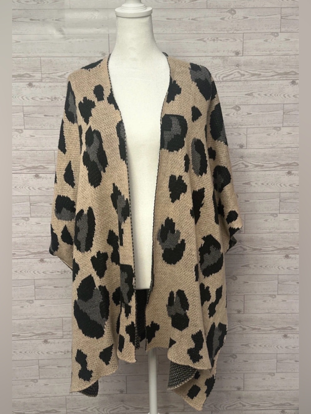 Leopard Print Open Front Poncho Cardigan
Ruana One Size